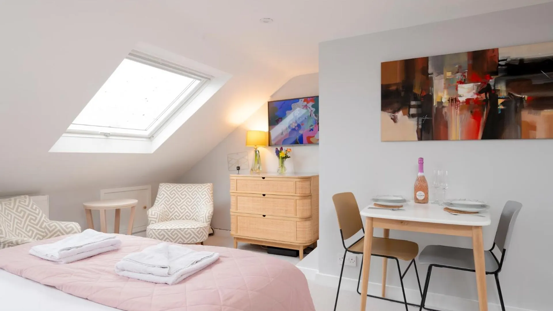 Cosy Loft Retreat, King Bed, En-Suite, Kitchenette, Homestay 布赖顿