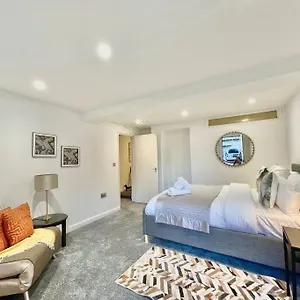 By The Flat Accommodating 5 Guests Apartment