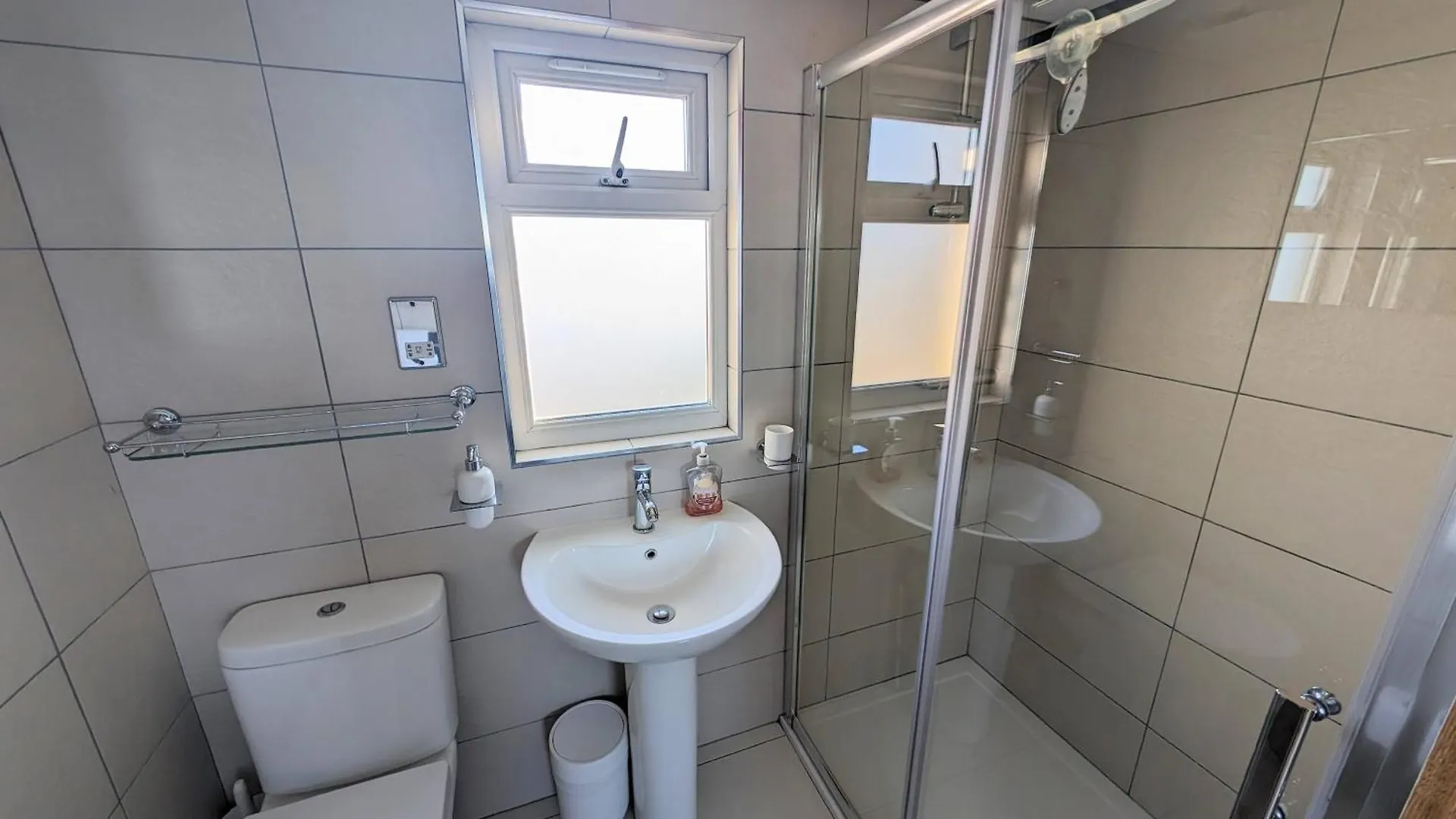 Cosy Loft Retreat, King Bed, En-Suite, Kitchenette, Homestay Brighton 0*,  United Kingdom