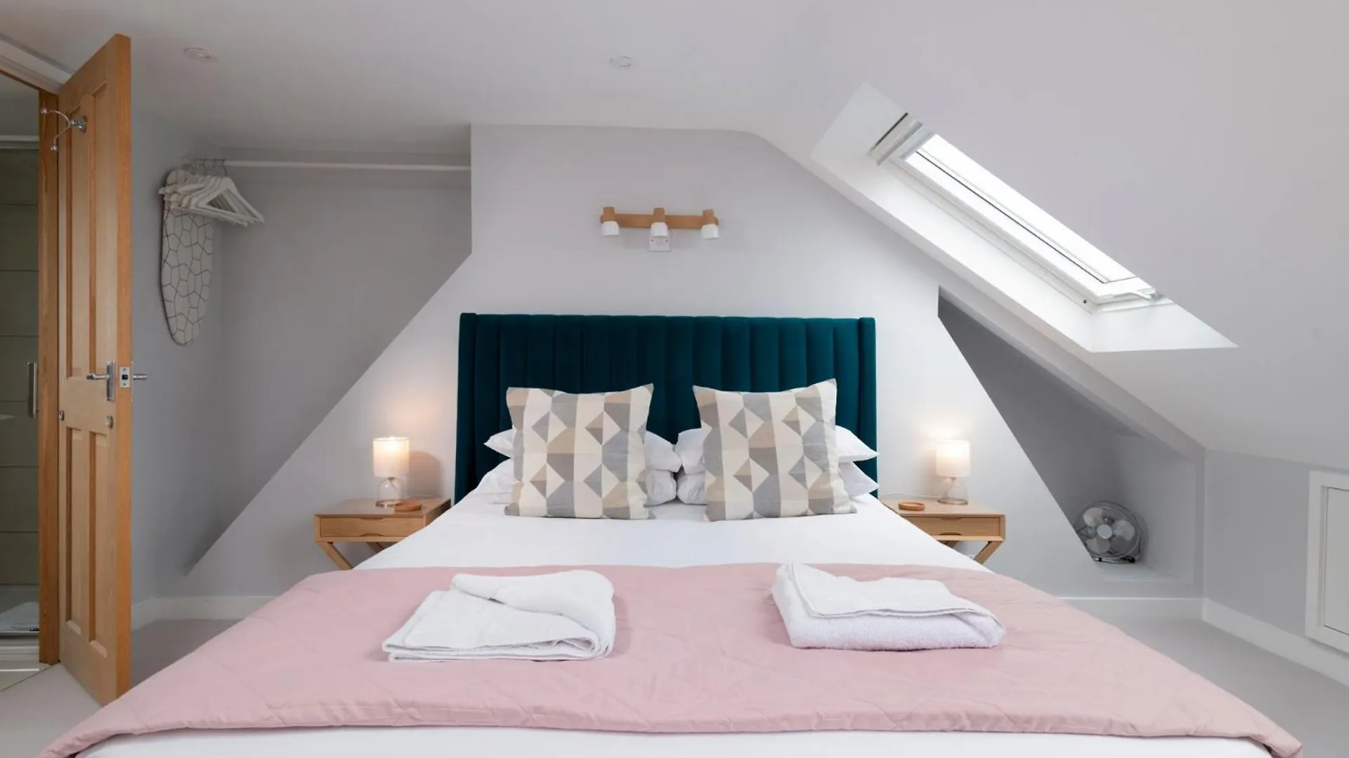 Cosy Loft Retreat, King Bed, En-Suite, Kitchenette, Homestay Brighton