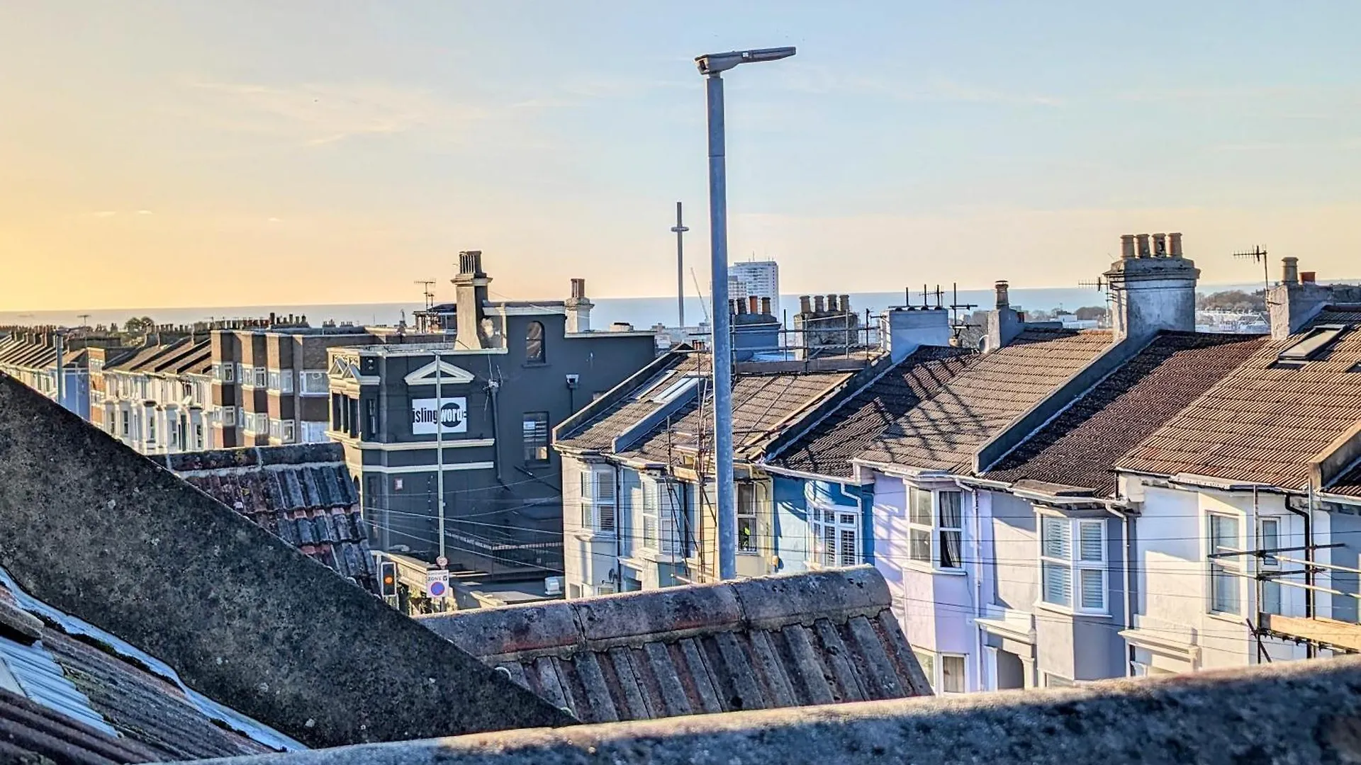 Cosy Loft Retreat, King Bed, En-Suite, Kitchenette, Homestay Brighton