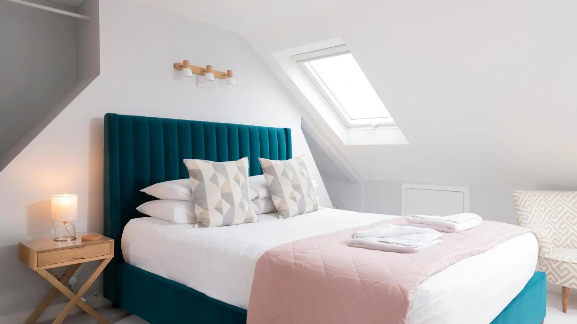 Cosy Loft Retreat, King Bed, En-Suite, Kitchenette, Homestay Brighton